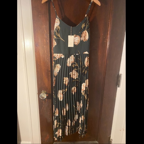 Dresses & Skirts - Romantic Floral Green Dress
